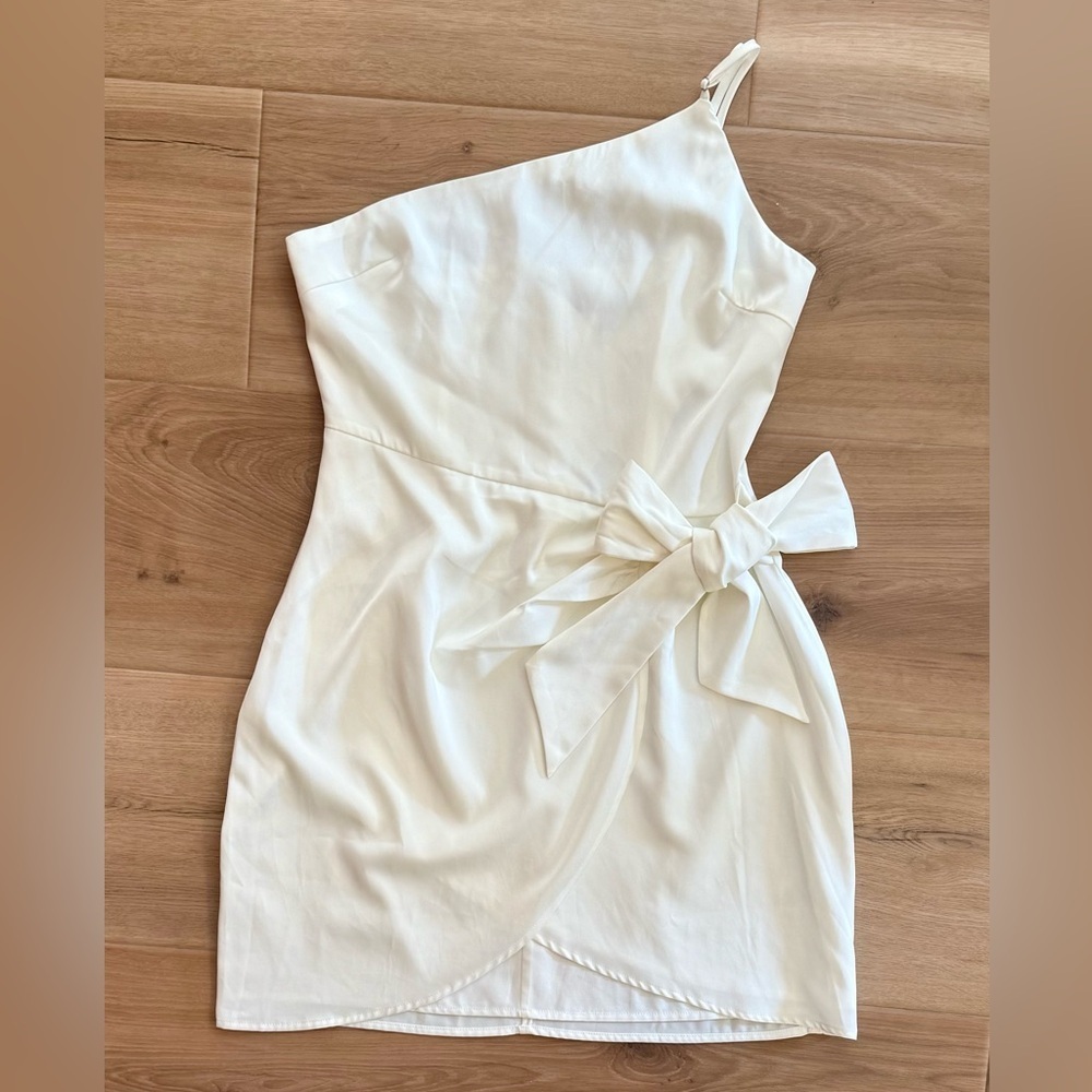 NWOT Lulu's Ivory One-Shoulder Mini Dress Size M